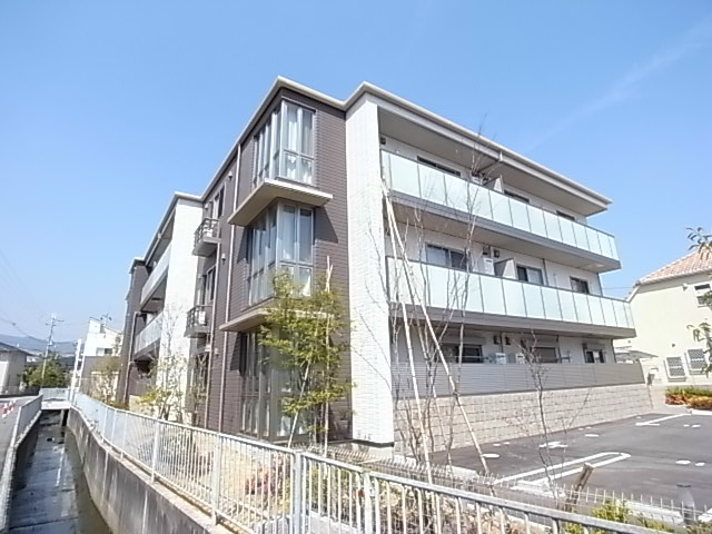 宝塚市山本丸橋のマンションの建物外観