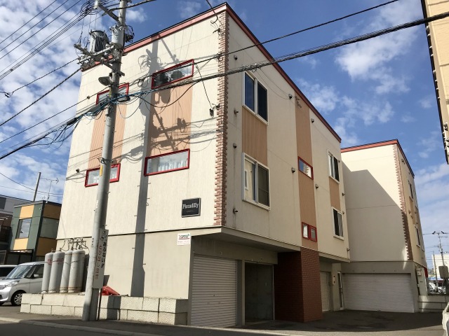 札幌市西区八軒五条東のアパートの建物外観