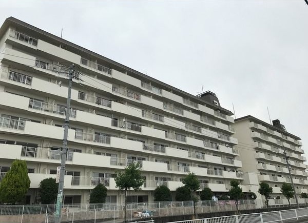 【里水マンションAの建物外観】