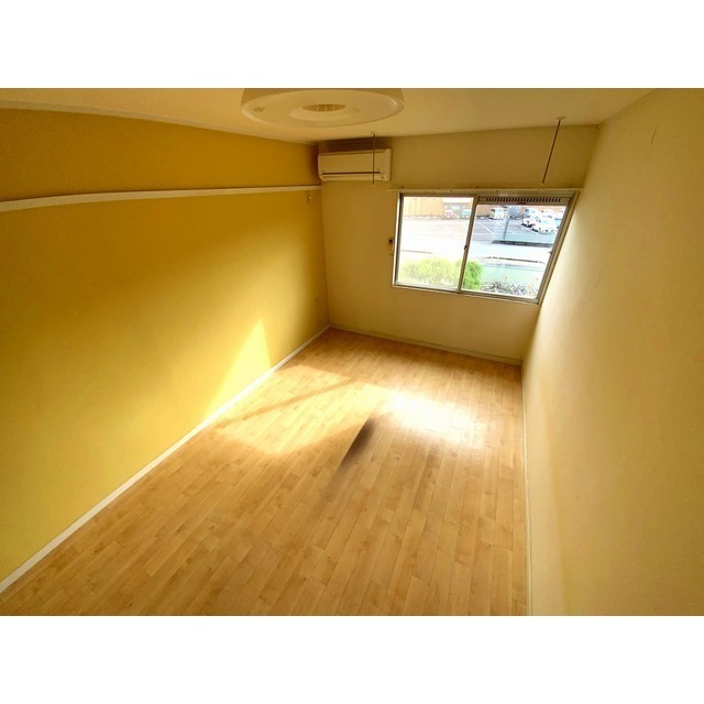 居室・リビング　明るいデザインクロス