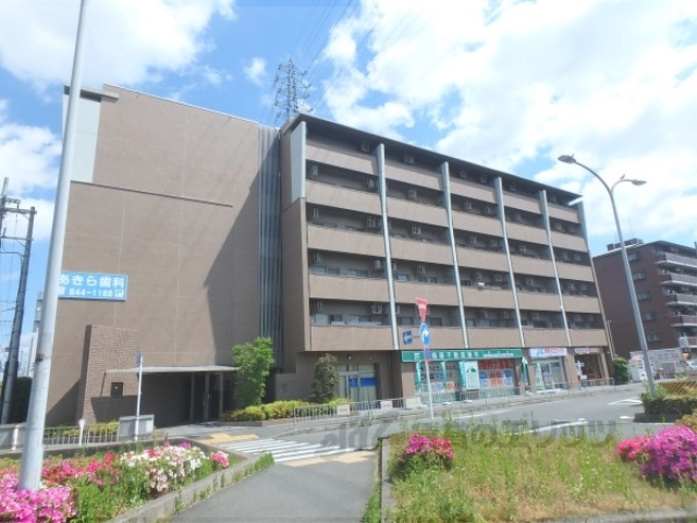 【京都市伏見区竹田段川原町のマンションの建物外観】