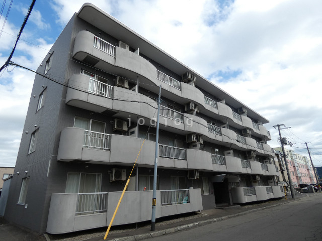 札幌市東区北二十七条東のマンションの建物外観