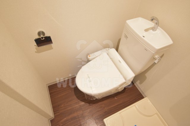 トイレ　落ち着いた色調のトイレです