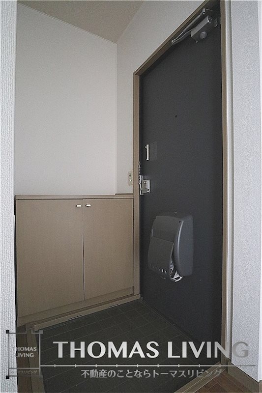 玄関　※写真を準備中のため、同物件の別室写真をご参照ください。