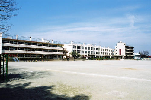 【ウイングコートの小学校】