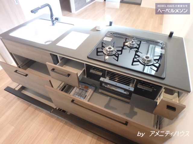 キッチン　●３口ガスコンロ・グリル付きのシステムキッチン。