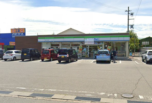 コンビニ　ファミリーマート 富山千代田町店（コンビニ）まで650m