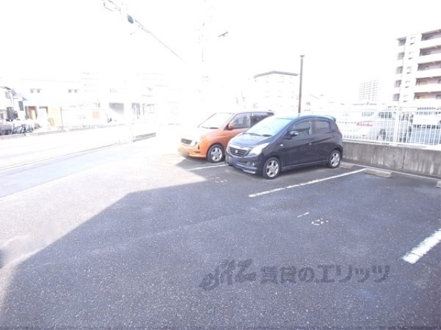 【大津市松山町のマンションの駐車場】