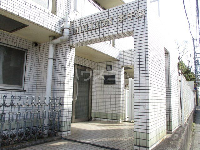 【千葉市中央区葛城のマンションのエントランス】