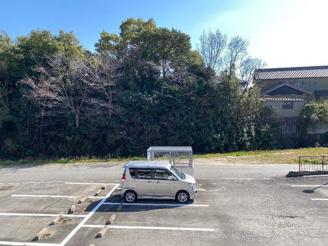 【ロジュマンIIの駐車場】