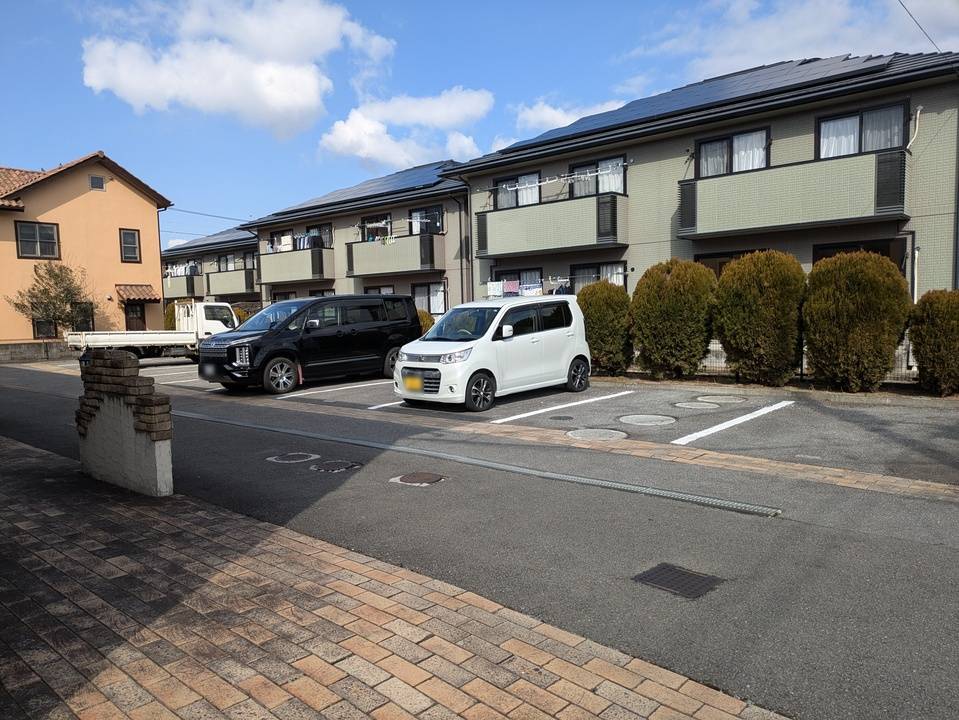 【ヴィラ里音 さえずり館の駐車場】