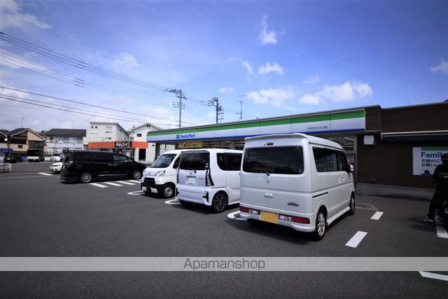 コンビニ　ファミリーマート（コンビニ）まで303m