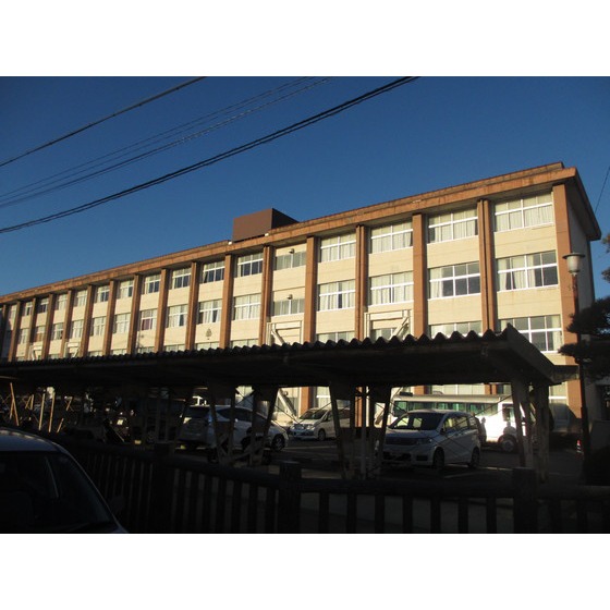 中学校　飯田市立鼎中学校（中学校）まで867m