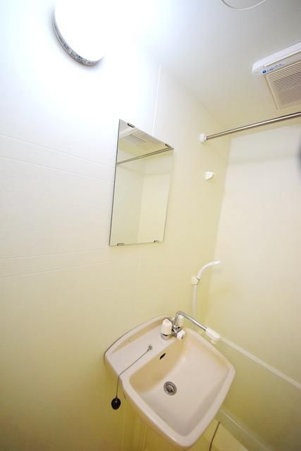 洗面設備　★鏡付きの洗面台です★