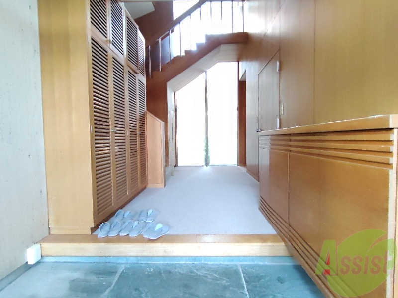 玄関　玄関からの様子です。綺麗なカーペットが広がっています。