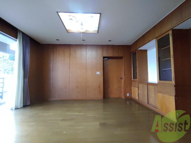 居室・リビング　広くきれいなリビングは明るい光も良く差します。