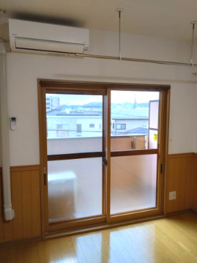 居室・リビング　２重サッシや室内洗濯物干し金物付いてます