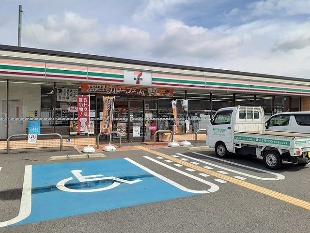 コンビニ　セブンイレブン岩出市役所前店様（コンビニ）まで550m