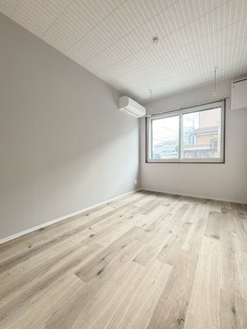 居室・リビング　防音室は防音床、防音壁、防音天井となっており、まさに楽器を演