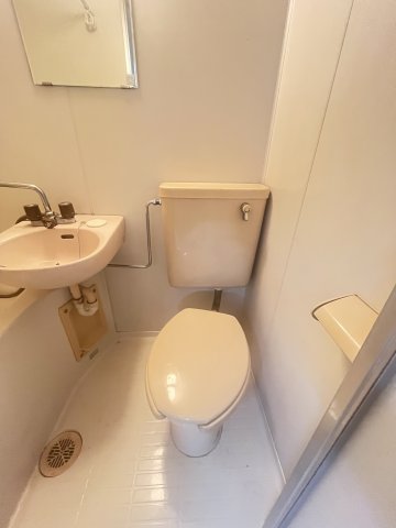トイレ　落ち着いた色調のトイレです