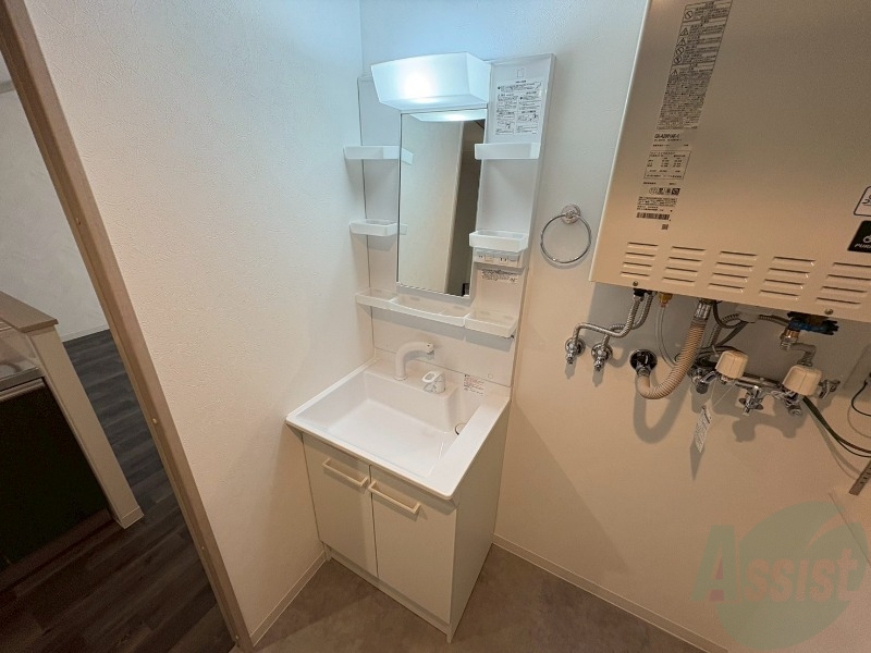 洗面設備　独立洗面台です。大きくてよいですね。シャンプーもできます！