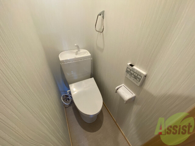 トイレ　人気のウォシュレットつきのトイレです。快適ですよ。