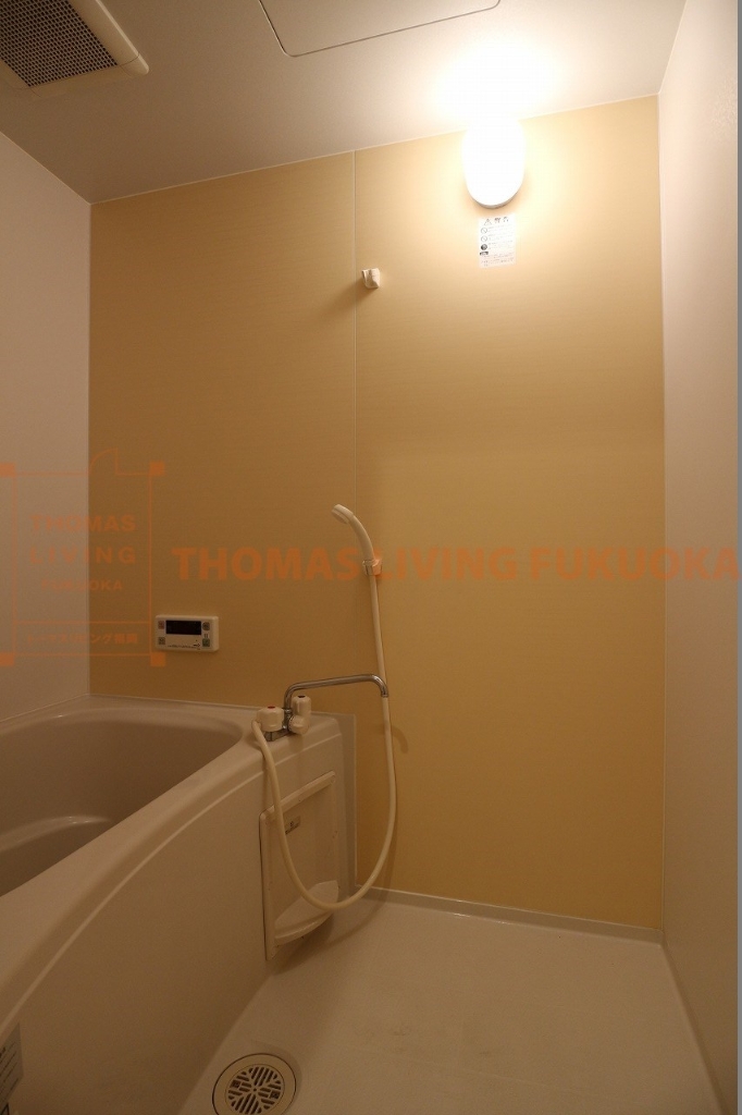 バス・シャワールーム　追い焚き機能有り。