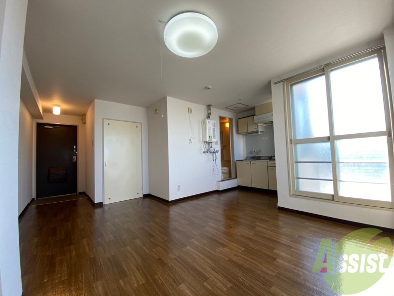 居室・リビング　８．５帖の洋室です。広々として、きれいですね。