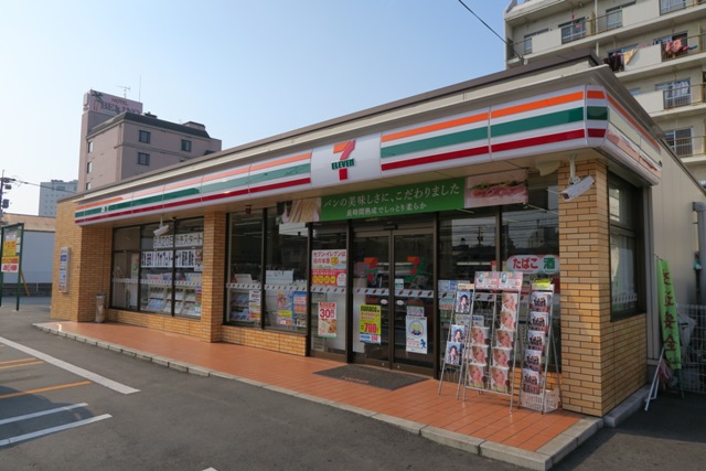 コンビニ　セブンイレブン（コンビニ）まで200m