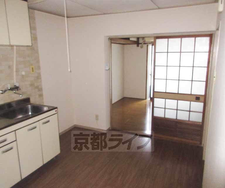 居室・リビング　リビングとの間に扉があります