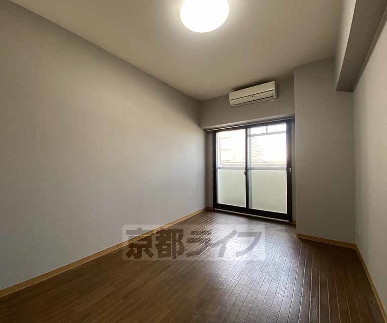 居室・リビング　落ち着いた雰囲気のお部屋です