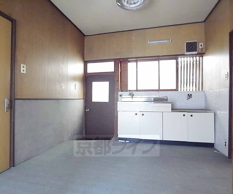 居室・リビング　キッチンが目立つリビングです