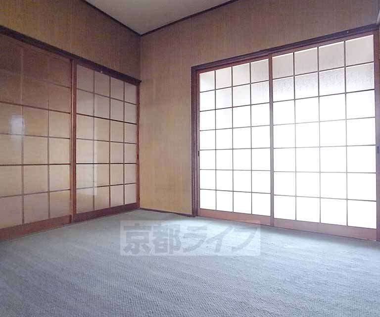 居室・リビング　窓が目立つ室内です