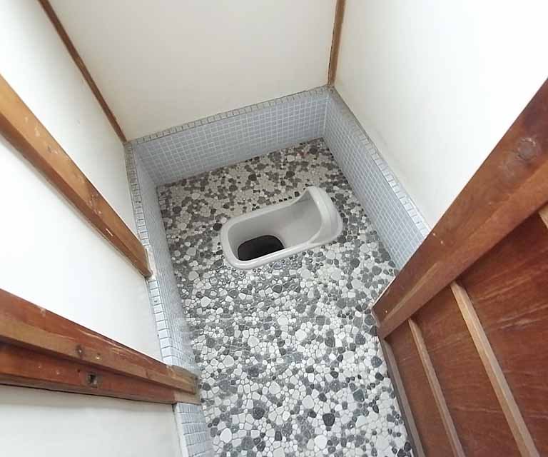 トイレ　トイレが中で別れています