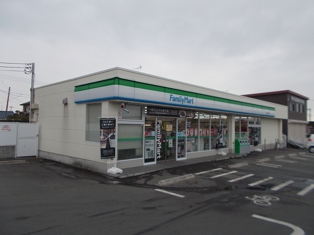 コンビニ　ファミリーマート（コンビニ）まで670m