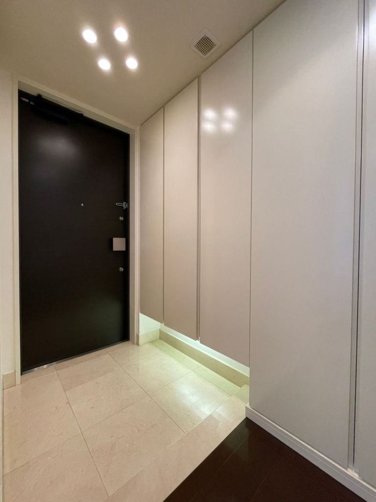 玄関　玄関床タイル張り