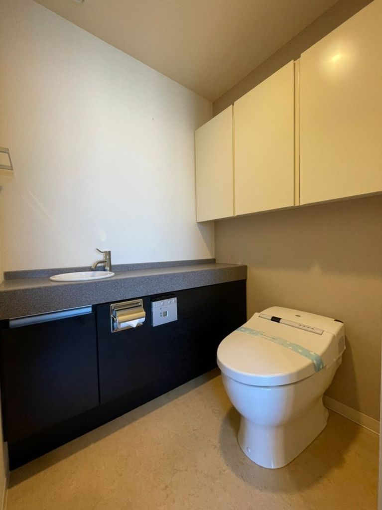 トイレ　温水洗浄便座・手洗い場あり