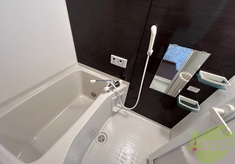 バス・シャワールーム　浴室はゆったりと浸かれるサイズ感になっています。