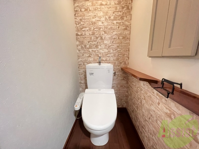 トイレ　温水洗浄便座なので快適に使用できそうですね。