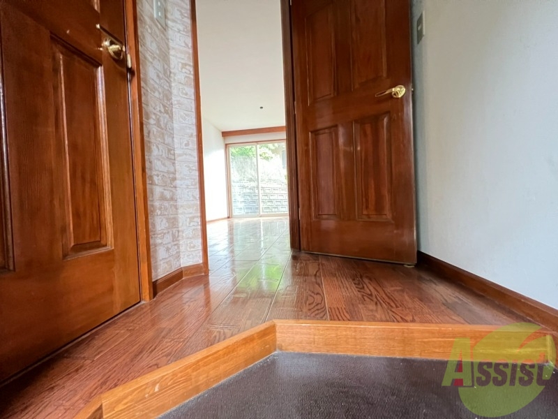 玄関　玄関から撮影しました。敷居が高くなくて安心ですね。