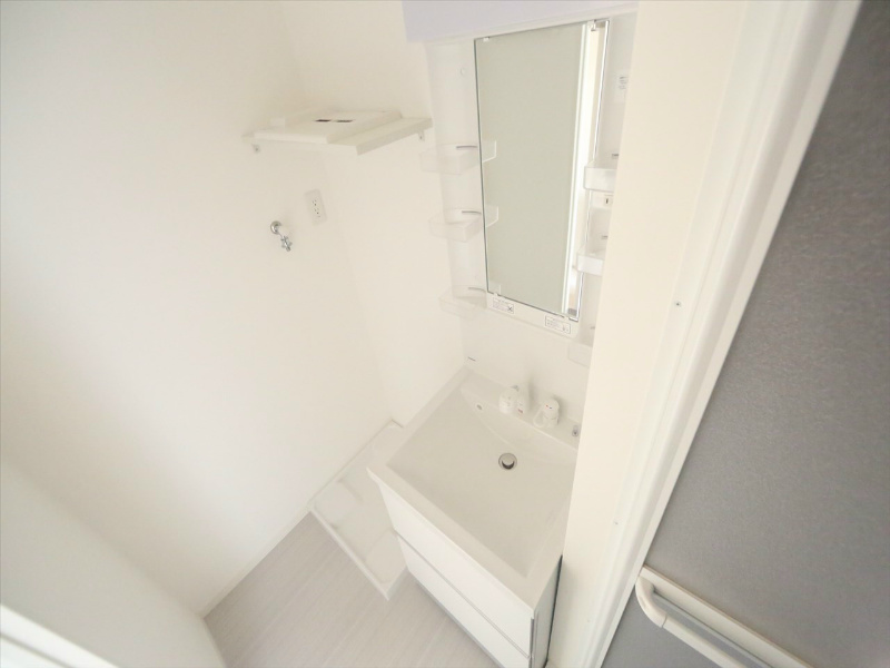 洗面設備　脱衣所　独立洗面台（シャンプードレッサー付）収納スペース有