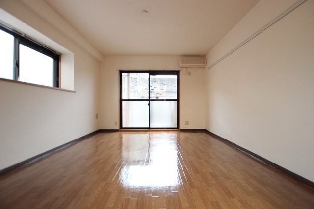 居室・リビング　同物件別号室