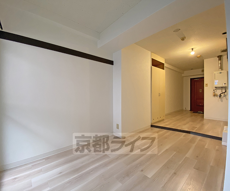 居室・リビング　近隣に商業施設有り