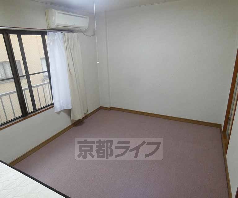 居室・リビング　カーペットのお部屋。