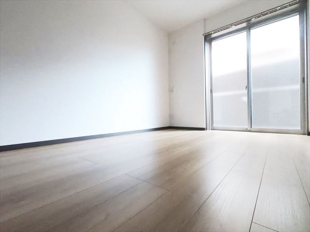 その他部屋・スペース　大きなベットも置けて寝室で利用出来る6帖洋室