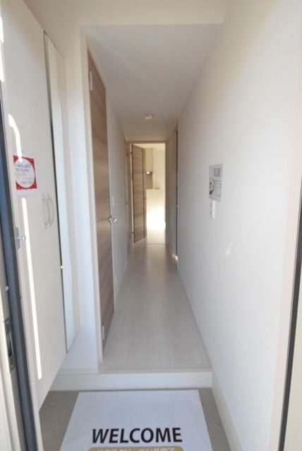 玄関　☆下駄箱には鏡が付いています