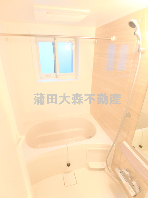 バス・シャワールーム　窓と追焚+浴室乾燥機付きのバスルーム