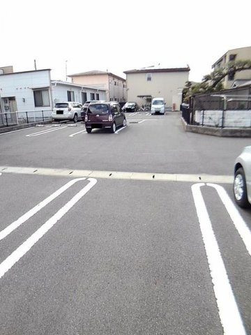 駐車場　駐車場があるので、車を買う予定の方も安心です