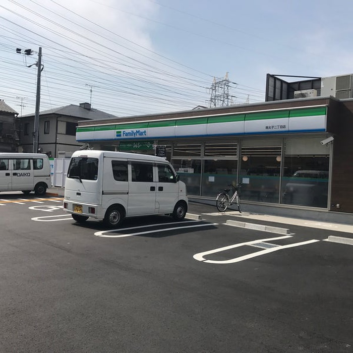 コンビニ　ファミリーマート（コンビニ）まで320m