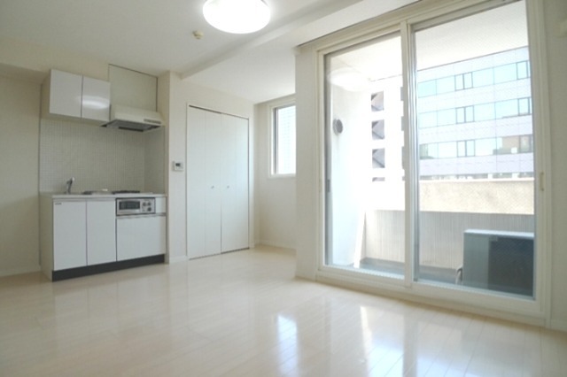 居室・リビング　洋室は明るい色のフローリングです♪